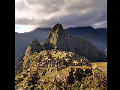 <a href="/mythology/inti_sun.html&edu=high&lang=sp">Inti</a> era considerado el dios Sol y el ancestro de los incas. El pueblo inca vivi en Sur Amrica, en el antiguo Per. En los restos de la cuidad de Machu Picchu, es posible ver un reloj de sol que describe el curso del Sol personificado por Inti. Inti y su esposa <a href="/mythology/pachamama_earth.html&edu=high&lang=sp">Pachamama</a>, la diosa de la Tierra, era considerados divinidades benevolentes. 
<p><small><em>Imagen cortesa de Martin St-Amant (Wikipedia). Creative Commons Attribution 3.0 Unported License.</em></small></p>